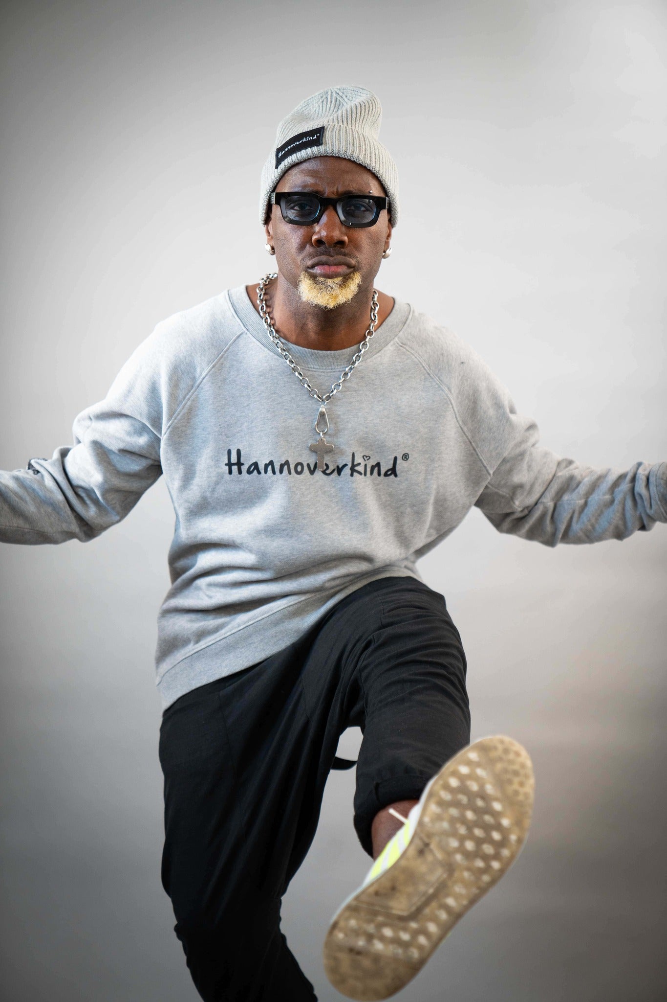 Hannoverkind Unisex Sweater handgestickt veredelt grau