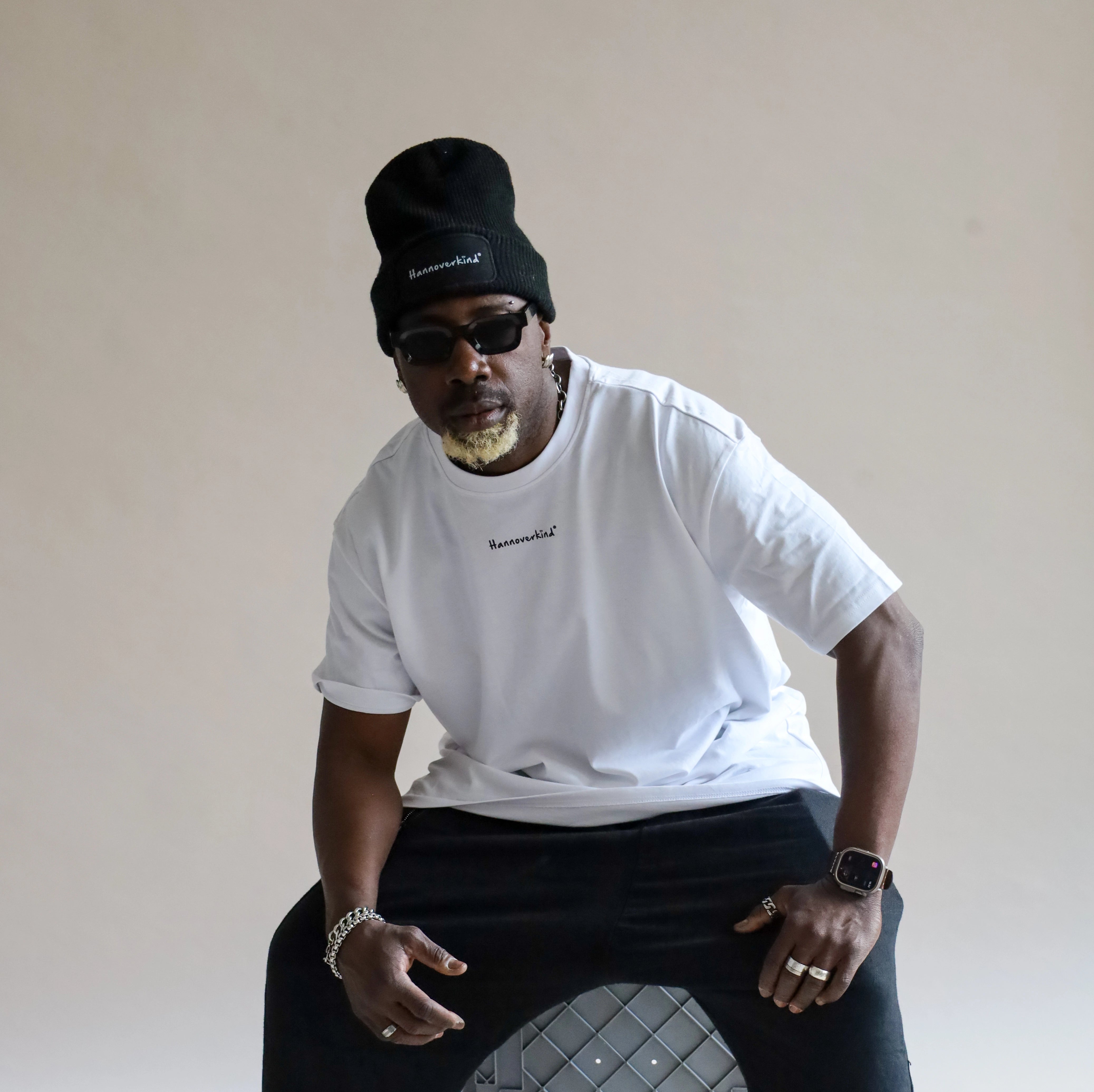 Mann trägt schwarze Mütze