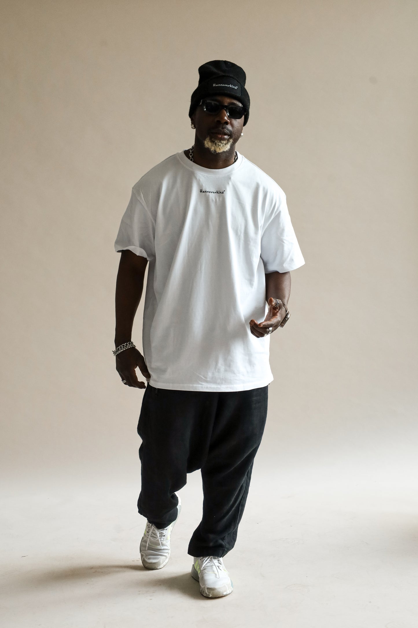 Mann trägt weißes Oversize T-Shirt