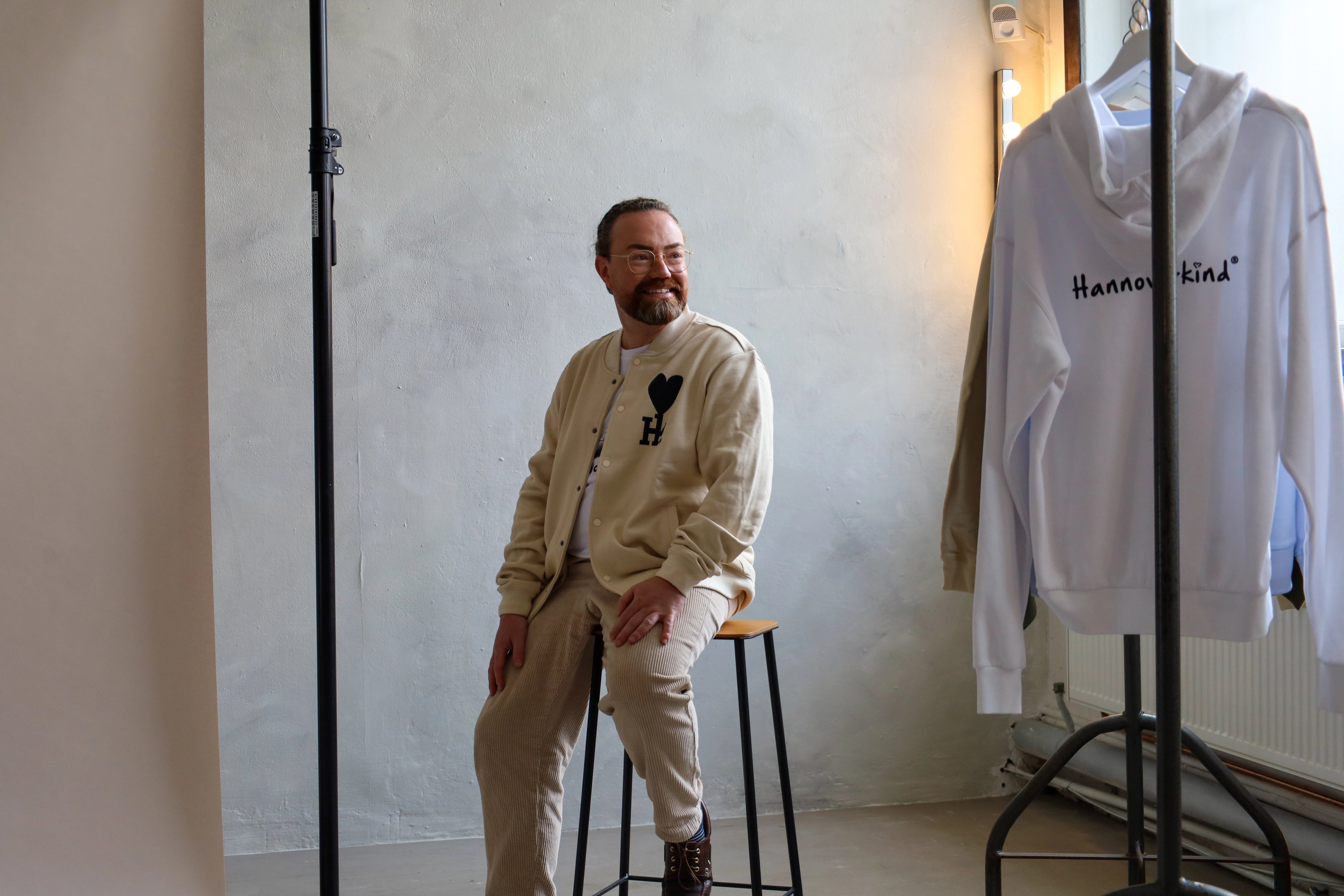 Mann trägt Hannoverkind-Shirt