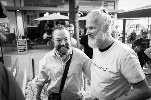 2 Männer tragen Hannoverkind-Shirts