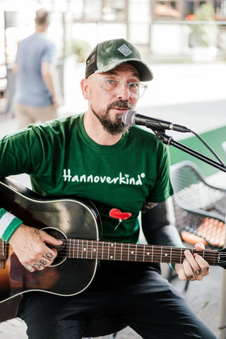 Mann mit grünem Hannoverkind-Shirt