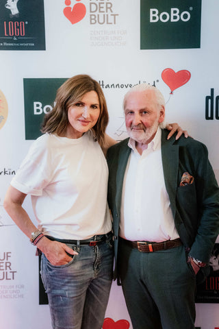Mann & Frau bei der Beförderung