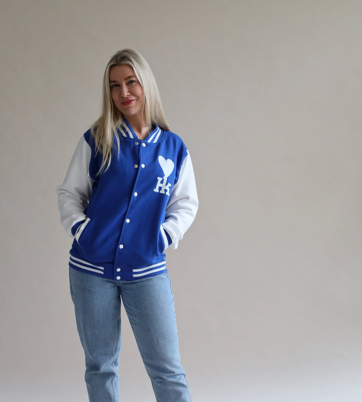 Mädchen tragen blaue Collegejacke