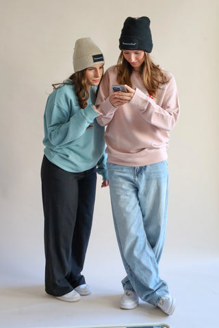2 Frauen tragen Mützen