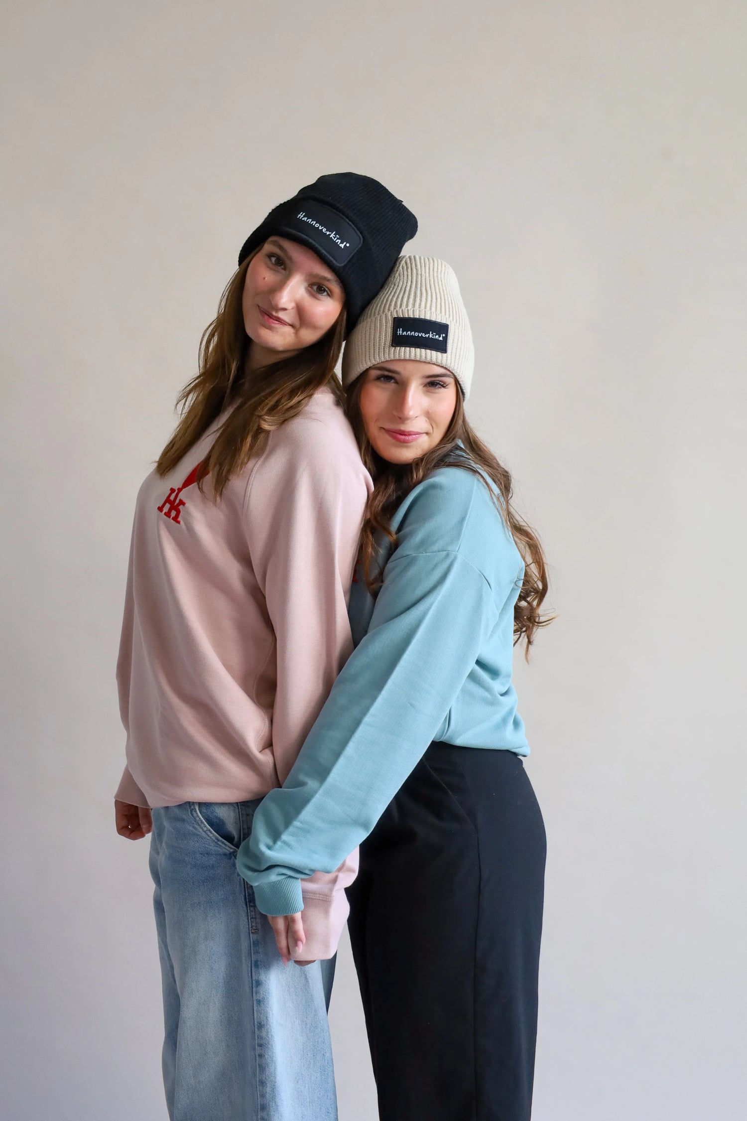Frauen mit Hannoverkind-Mützen und -Shirts