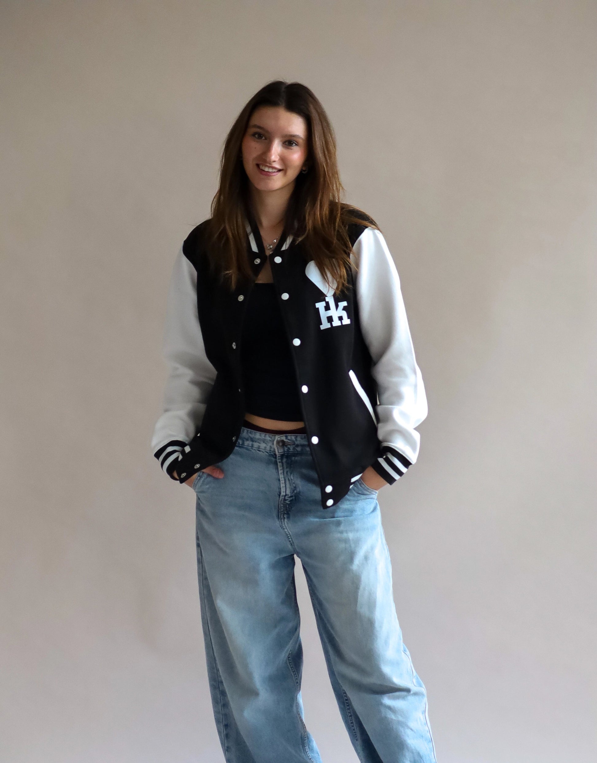 Mädchen tragen schwarze Collegejacke