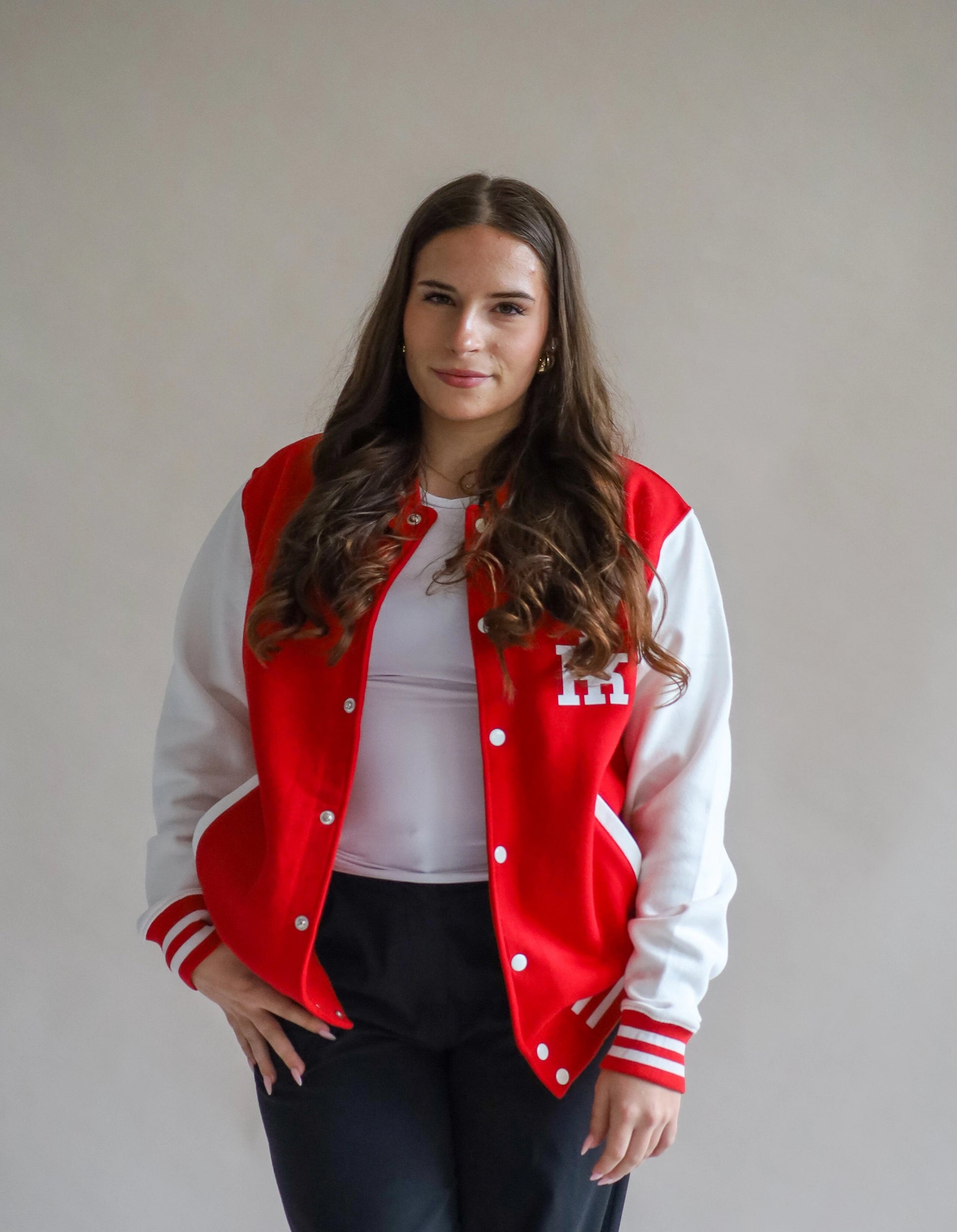 Mädchen tragen rote Collegejacke
